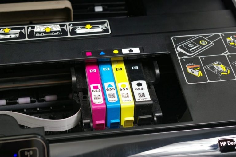Oryginalny toner czy zamiennik – którą z opcji wybrać?
