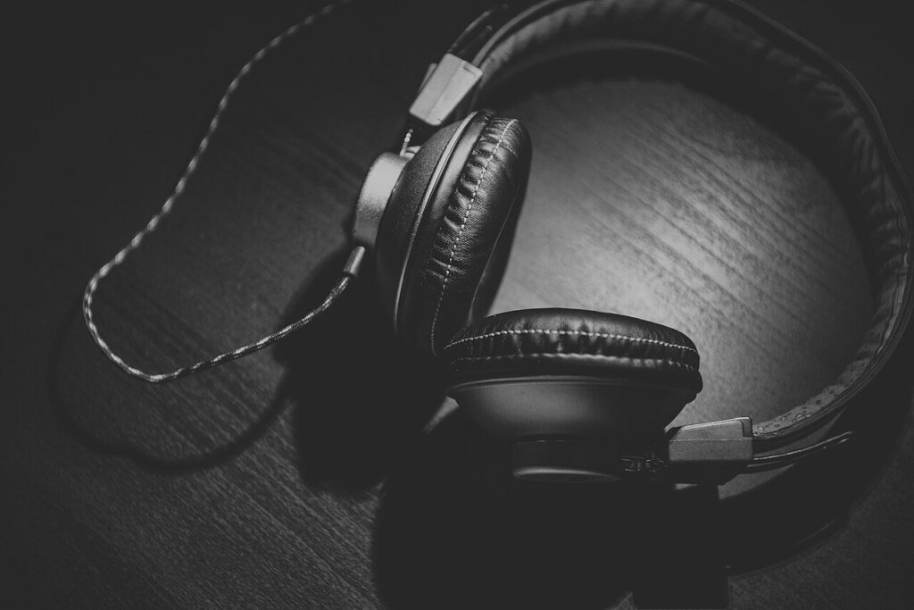 Muzyka z rytmem mocniej obniża kortyzol niż różowy szum